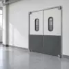 Жесткая маятниковая распашная дверь двустворчатая из сэндвич панелей 270*180